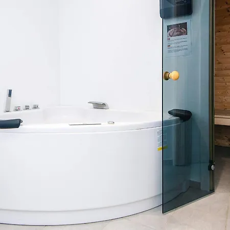 10 Person In Sjolund-by Traum