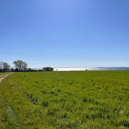 10 Person In Sjolund-by Traum