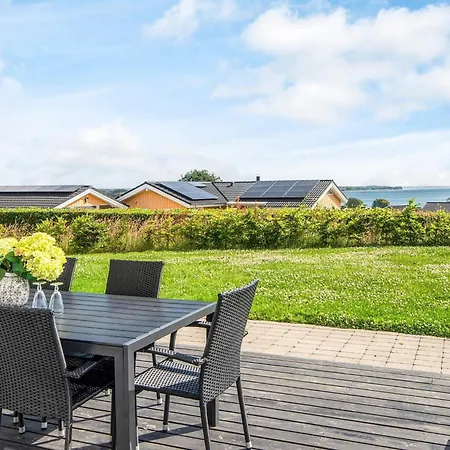 Semesterbostad 10 Person In Sjolund-by Traum